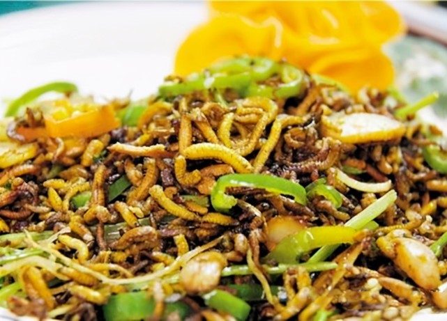 斗门吃禾虫的做法是纯粹的炒禾虫,将满满一锅禾虫,炒到全部爆浆为止