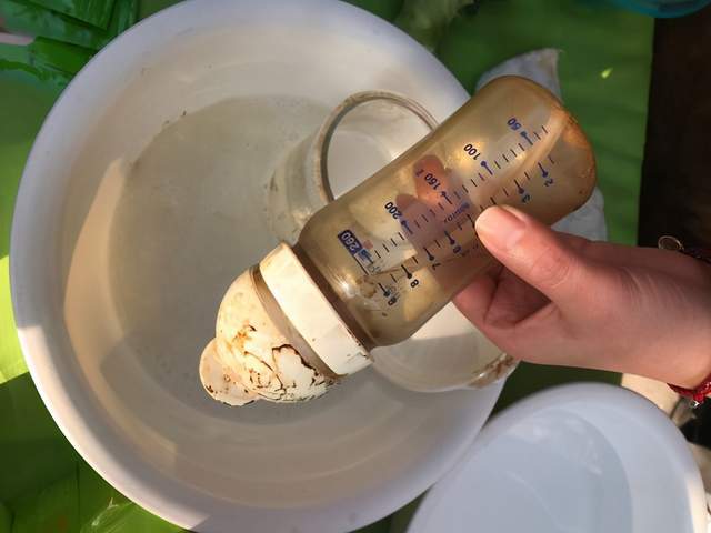有种"偷懒"叫开水烫奶瓶,家长以为很卫生,却"坑"了孩子