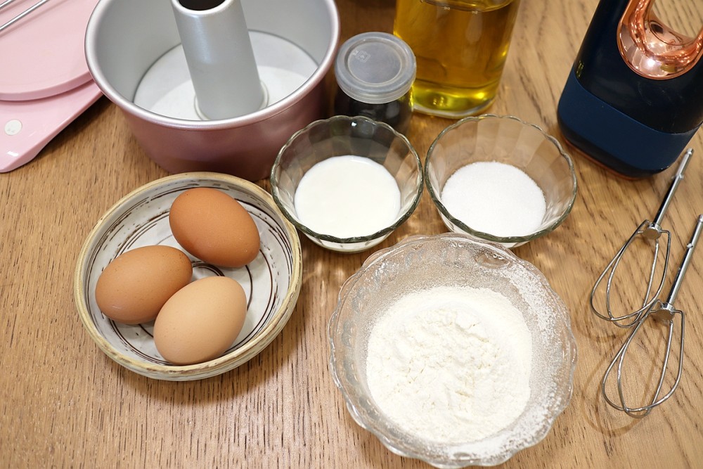 2.       蛋清蛋黄分离,蛋清入无油无水的打蛋盆中