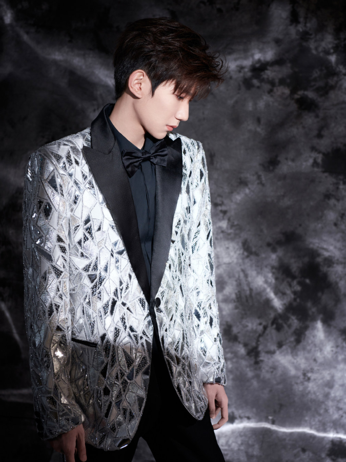 王源拍摄时尚大片,亮片西装贵气十足,不愧是tf颜值担当