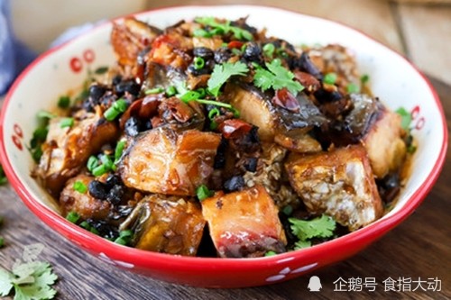 用料 主料腊鱼半条黑豆豉2大勺 辅料大蒜3瓣生姜1块干红辣椒5个小葱1