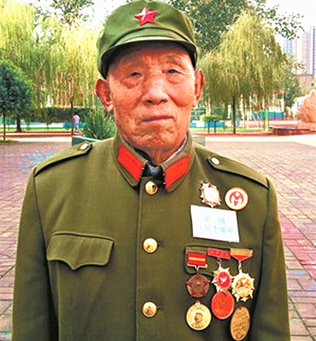 他是抗美援朝特等功臣,认定牺牲两年后,从一群服务员里被找到_腾讯
