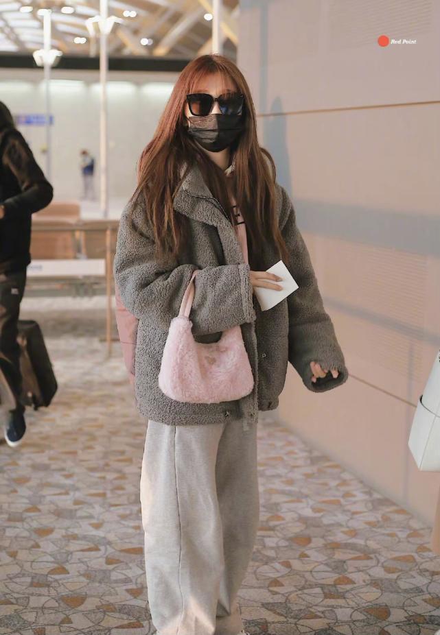 虞书欣私服造型尽显少女感,毛绒外套搭配粉色卫衣,满满青春活力_腾讯