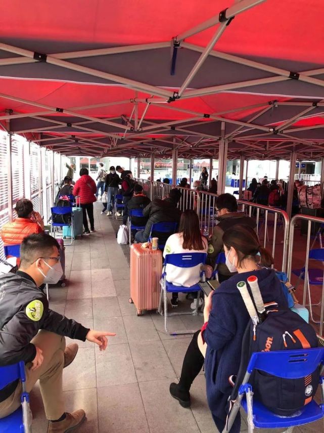 港式春运上演万人逼爆深圳湾隔离酒店爆满