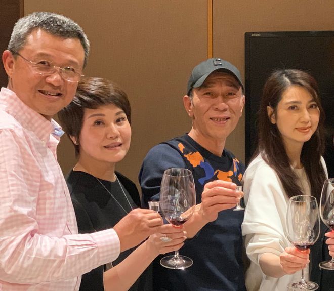 张丹峰抱着女儿张晞彤的合影.