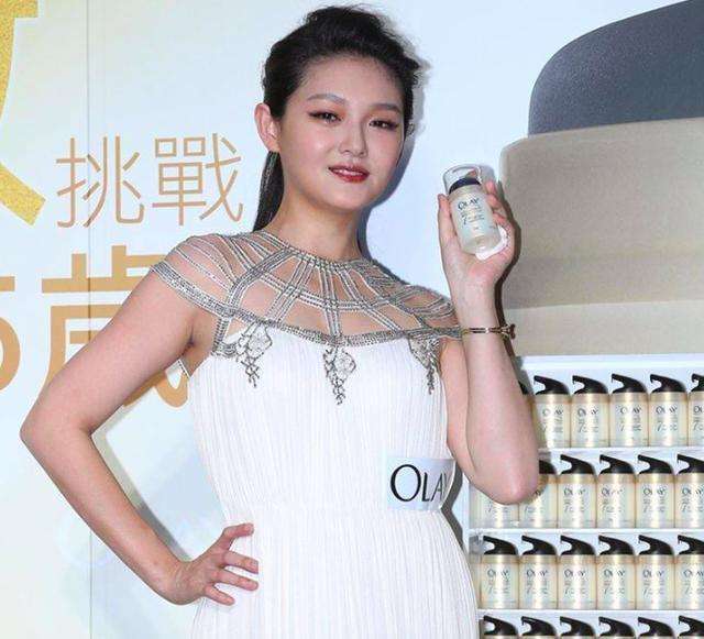 大s又胖回来了拍照还驼着背不过是个普通老阿姨了