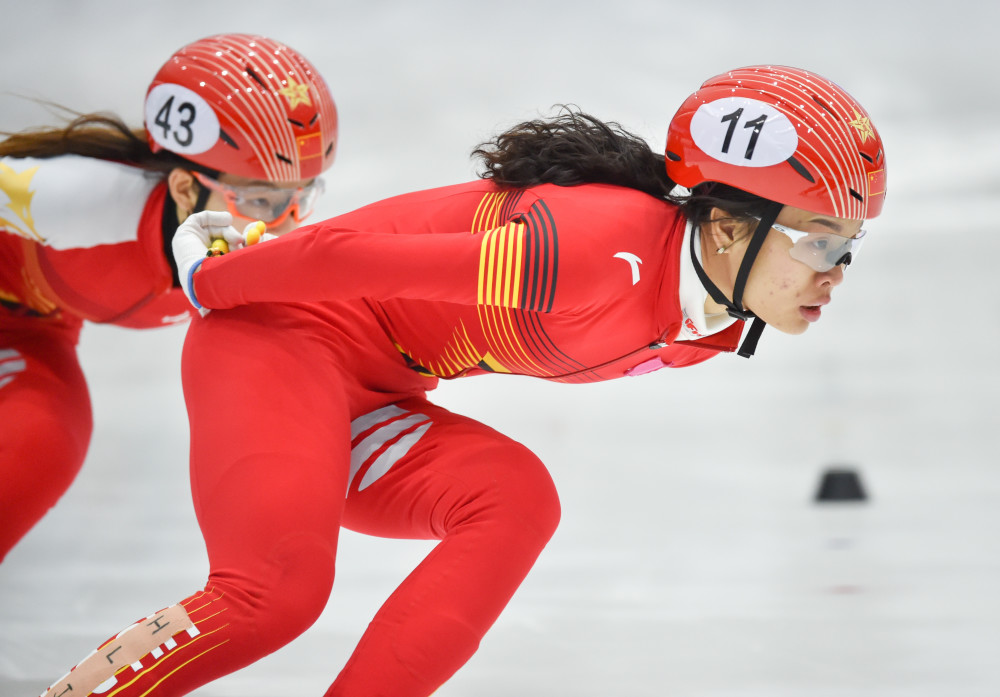 1月5日,黑龙江省冰上训练中心选手徐爱丽(右)在比赛中.