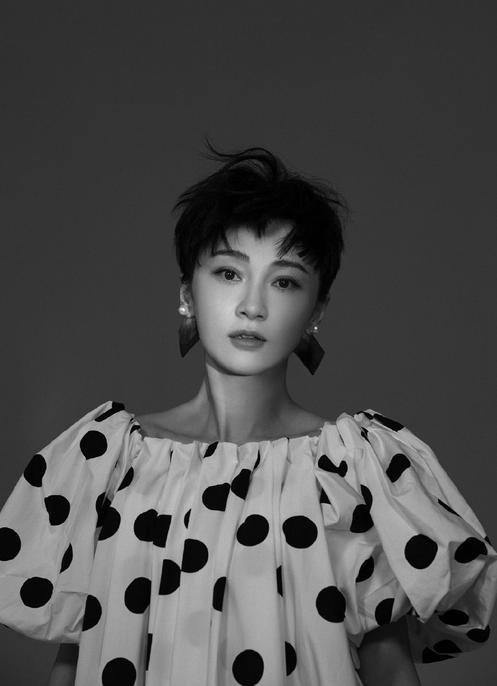 姚笛就脱掉了外套,穿着绿色的打底,酒足饭饱后开始抽烟,看吸烟的姿势