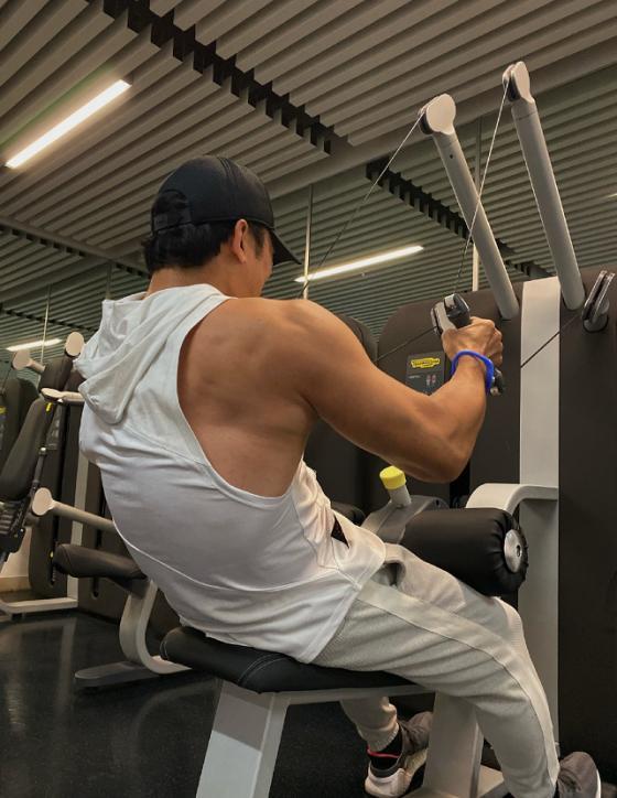 也正因为樊少皇这一身的肌肉,看起来显得有些凶猛,但他私底下对家人