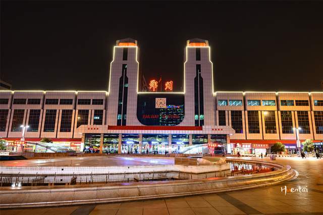 百年郑州站后绿皮火车时代依旧热闹繁忙