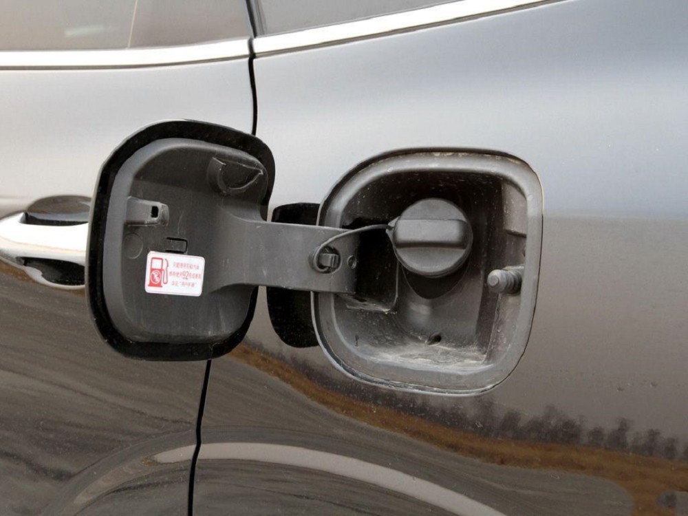 中国汽车油箱口之所以会出现左右不同,很大程度是因为中国大量进口了