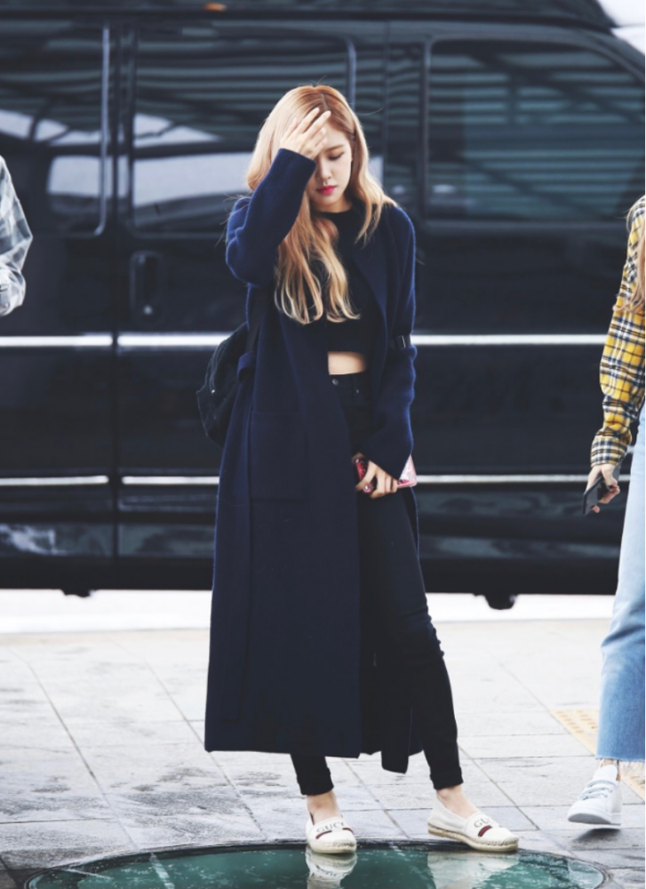 的稳稳的,因为高挑的个子和精致的五官不管穿什么类型的服装都很合适