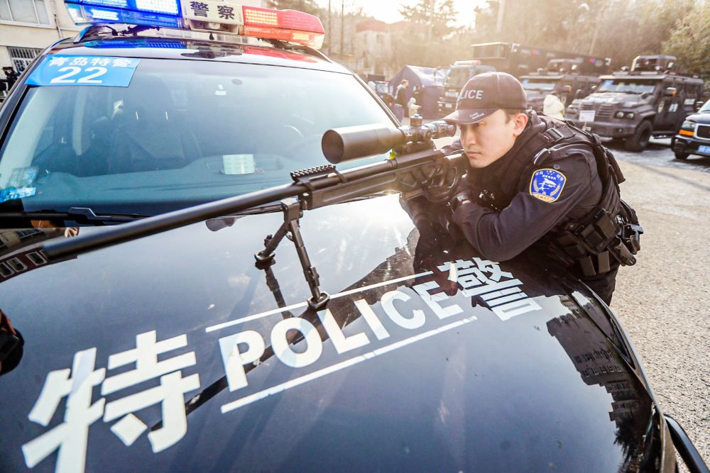 实拍青岛特警冬日真枪射击演练_腾讯新闻