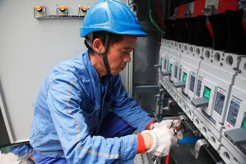 工作25年的电工师傅,晒出工资条,网友:你还不打算转行?_腾讯新闻