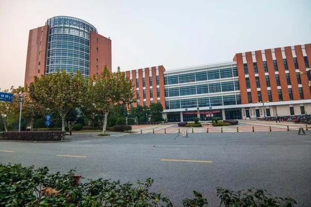 报考医学专业的同学提前了解,学好医学知识不难,想当医生不容易