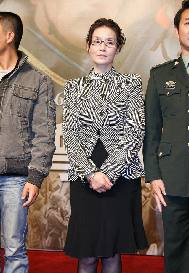 快70岁的潘虹状态太真实,素颜上台都显精致,老艺术家气质真难得_腾讯