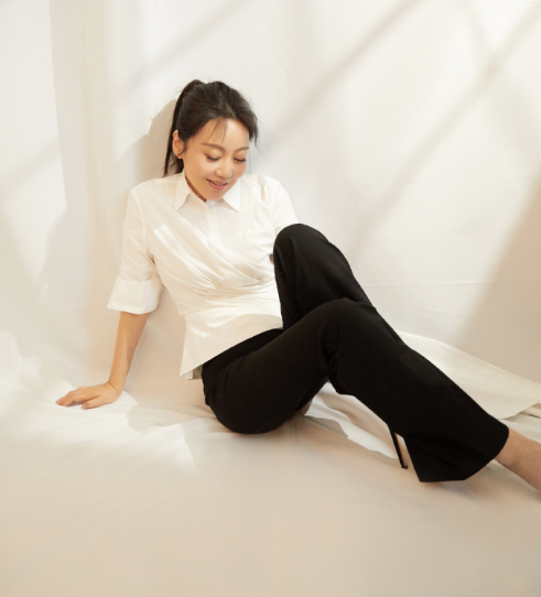 49岁闫妮太自信走机场直接素颜出镜脸上憔悴藏不住