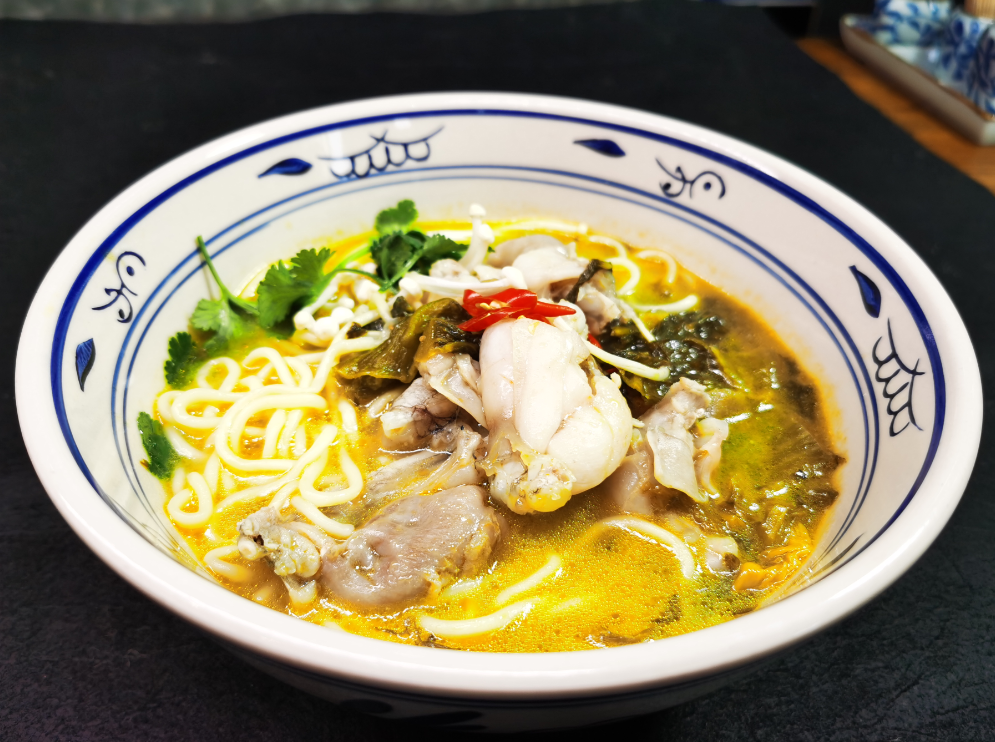 和野山菌等高营养配料 这个冬季吃太适合啦 二,酸爽口感--酸菜肥牛面