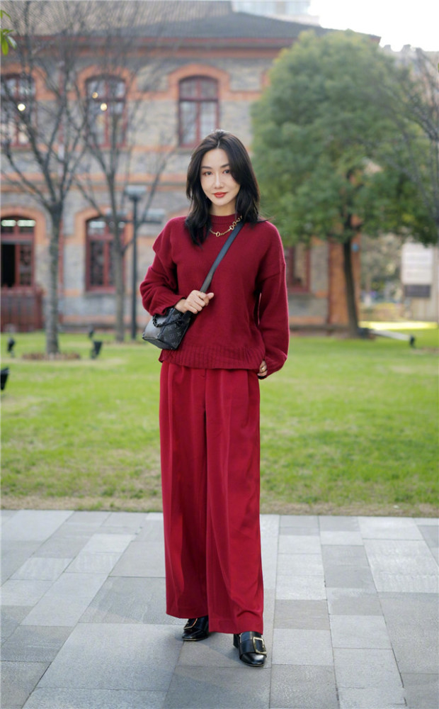 年关将近,又掀起了一股"红色"风潮,学会这些穿搭技巧,真优雅