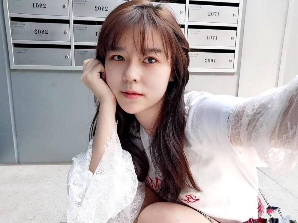 沫子开启自夸模式晒性感美照征婚粉丝我可吗