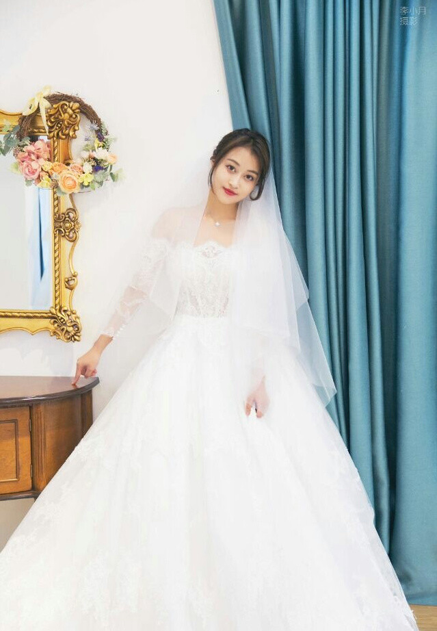 孙侨潞社交小号被扒出曾晒出过婚纱照与前男友亲密合影曝光