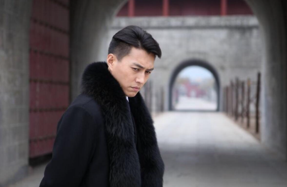 如今第四个版本的《上海滩》也透漏了消息,男主许文强由靳东饰演,女主