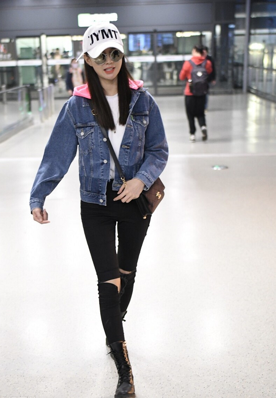 沈梦辰真厉害31岁依然少女感爆棚穿牛仔外套搭白t恤潇洒洋气