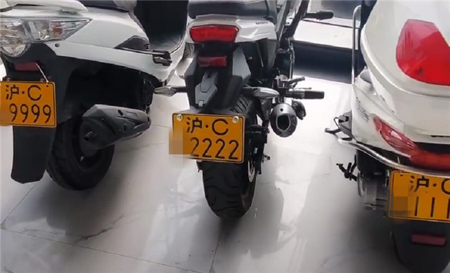 沪c牌光阳400踏板车牌是豹子号牌值6位数比车还拉风