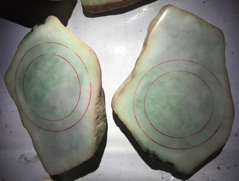 小伙云南旅游淘到一块翡翠原石,切开后令人惊叹不已_腾讯新闻