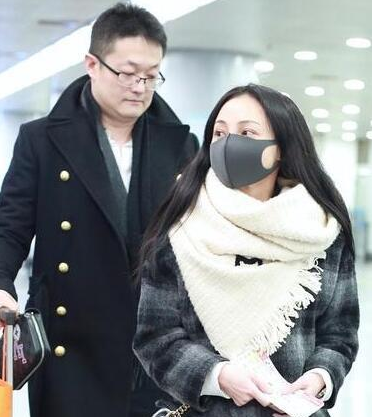 38岁姚笛感情稳定携男友与父母聚餐亲热似老夫老妻