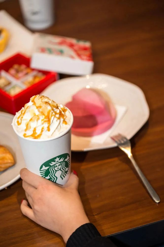 "限塑令"下换纸吸管,2021第一杯奶茶你戳开了吗?_腾讯新闻