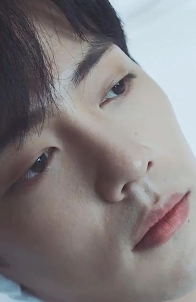 肖战拍广告被怼脸拍离开滤镜和美颜这皮肤太真实了