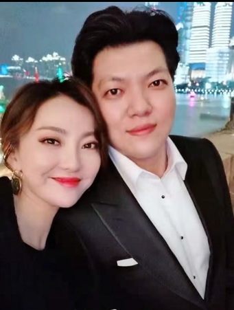 安徽台一姐余声炫富遭马滢吐槽一手一个大钻戒嫁富商后很幸福