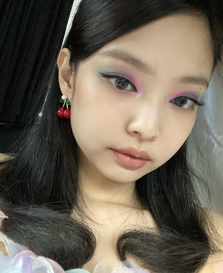 所谓的彩虹妆,就是用颜色差别很强的几种眼影上眼妆,jennie的这个眼睛