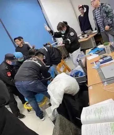 拼多多22岁员工猝死面对猝死我们该怎么做