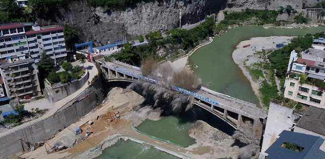 在2011年,由于沱江大桥确实超出了使用年限,加上当地车流量不断增加