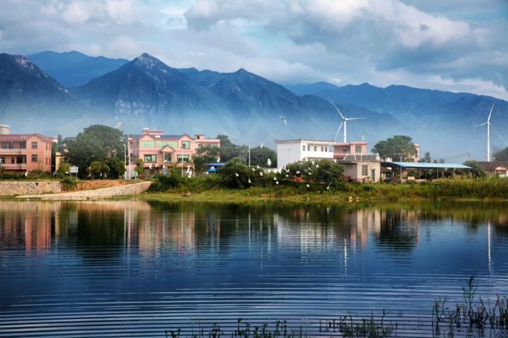 富川龟石水库蓄水在正常蓄水位182米时,库区水面为39平方公里,驳岸线