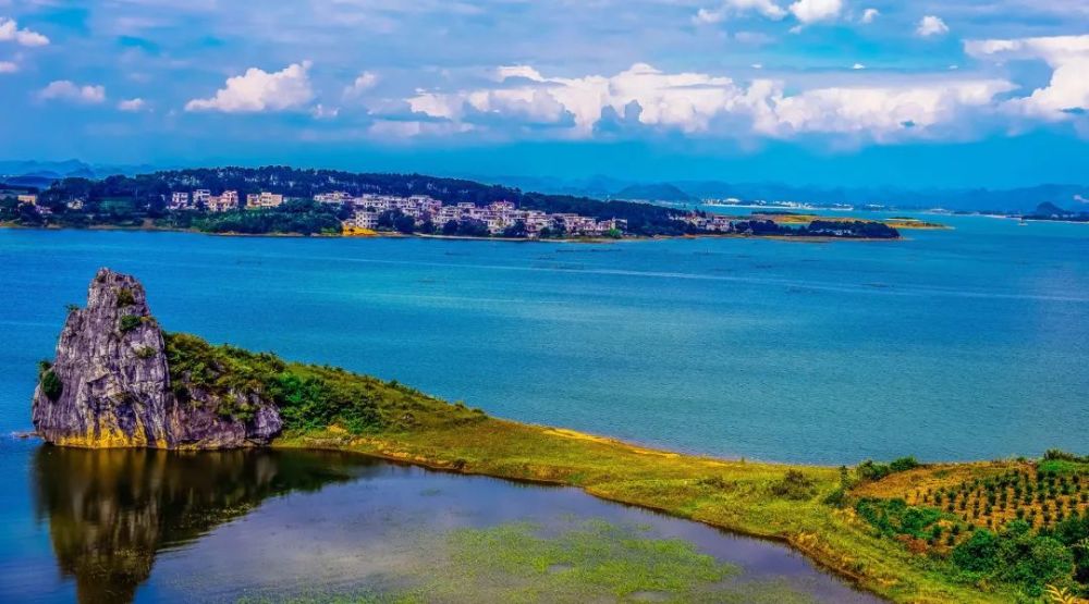 富川龟石水库1961年开始蓄水,最大库容6亿立方米,是广西六大水库之一.