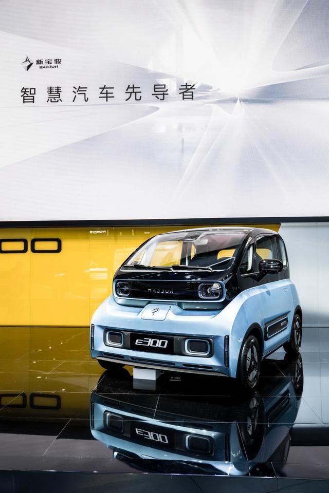 新宝骏e300三座版的长宽高分别是2625/1647/1588mm,轴距是1750mm;新