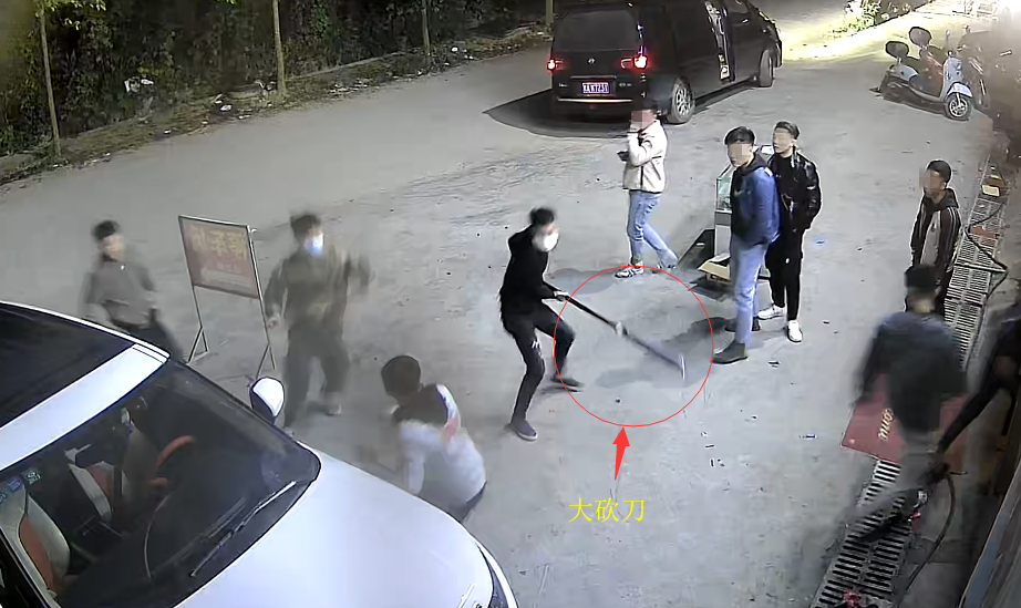 广西一男子手持1米5长刀砍人,不料砍错人,逃跑时还