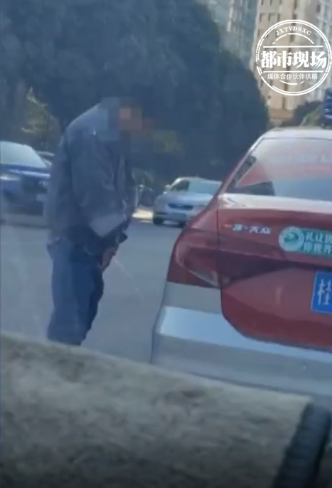 这两天,广西南宁一位的哥在大马路上小便的视频在网上疯传,视频传出后