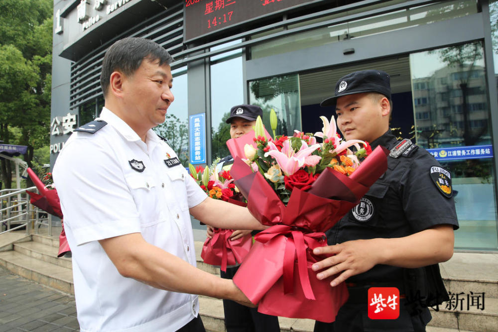 三名好警辅让人称道2020年6月8日晚,在路上散步的浦口公安分局石桥