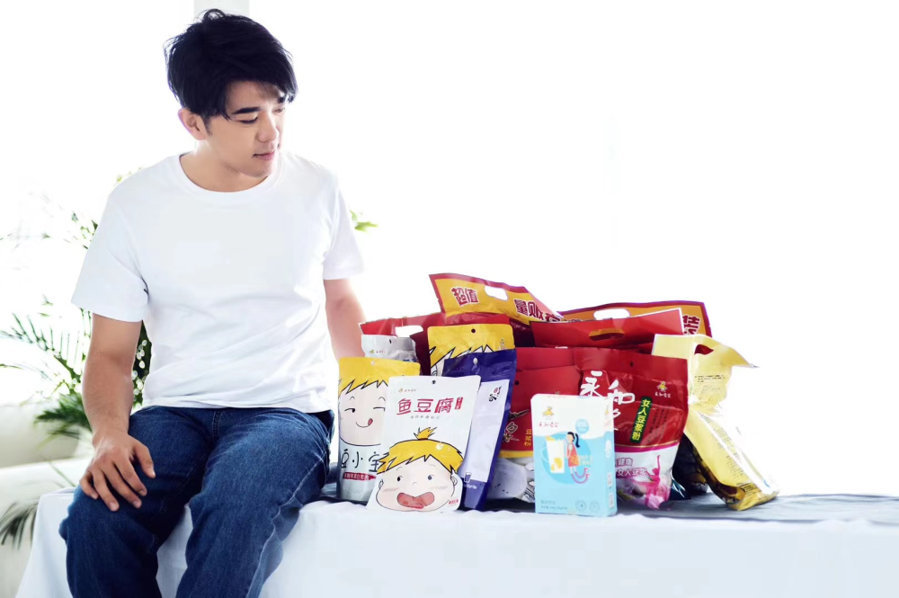 凭借法拉利赚40套房的郑佳君与智慧卡神左敏八年后共聚韶山峰会