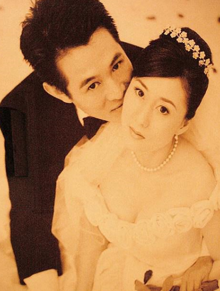 为了利智李连杰抛弃了原配黄秋燕黄秋燕现在过得怎么样了