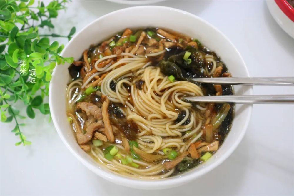 今天分享一款紫菜肉丝面,有面有汤,有肉有菜,早上做一碗,一口面一口汤