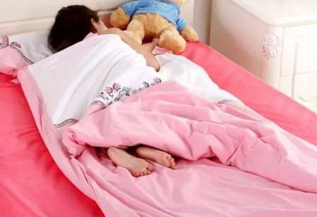 冬天宝宝依旧喜欢踢被子,其实不是热,娃内心的"苦衷"宝妈不知_腾讯