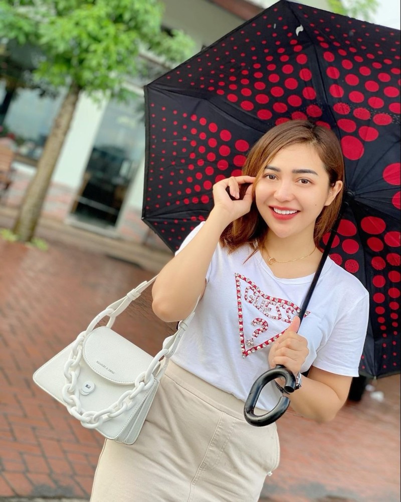 29岁印尼美女歌手因车祸去世现场画面公开当天还晒美照