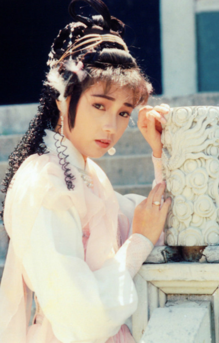 40年前,戚美珍就和景黛音,廖安丽同被称为"欢乐今宵三小花",还与