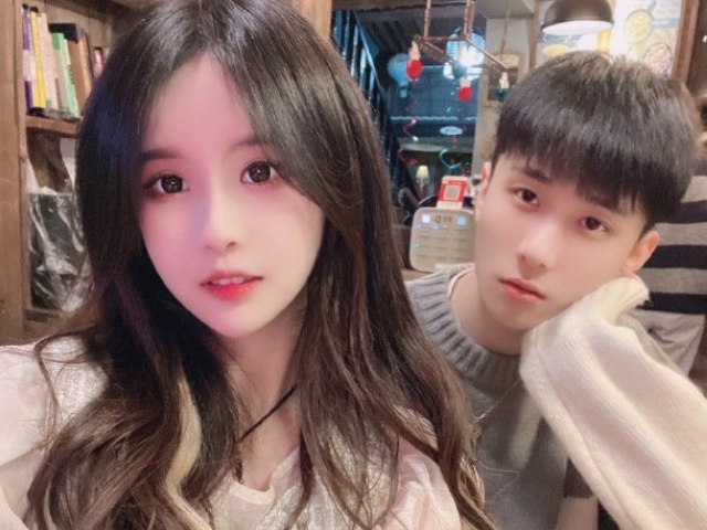 毛宸宸开直播秀恩爱回忆与杨清柠首次见面合照事件后心情大好