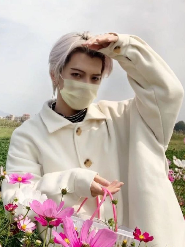 七鹤大人顶不住压力终于摘下口罩看到真实长相后意外撞脸顶流坤坤